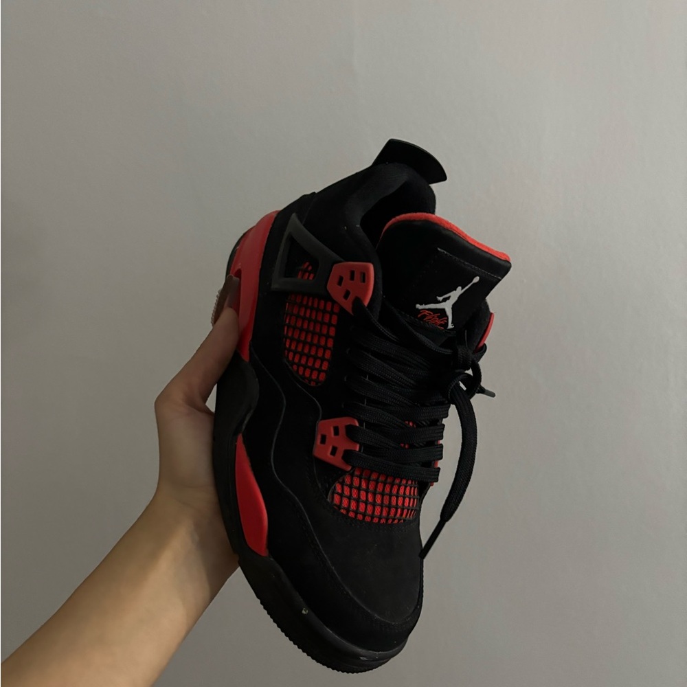 I am selling air Jordan 4’s red thunders